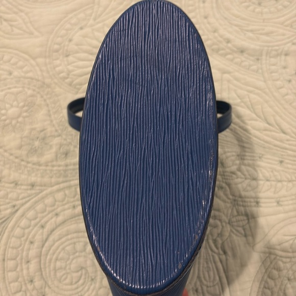 Auth Louis Vuitton Blue Epi Tote, gently loved in Good condition 😍🇫🇷 Final
price - Picture 9 of 17